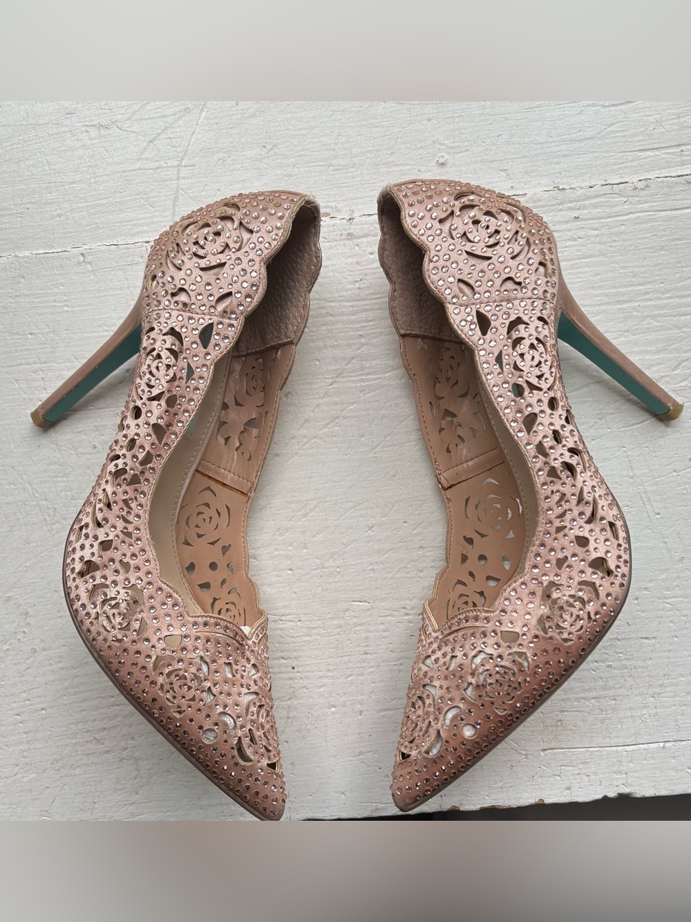 Betsey Johnson Elsa Laser-cut Pointed Toe Rose Gold Heels Size 8 - Picture 3 of 6